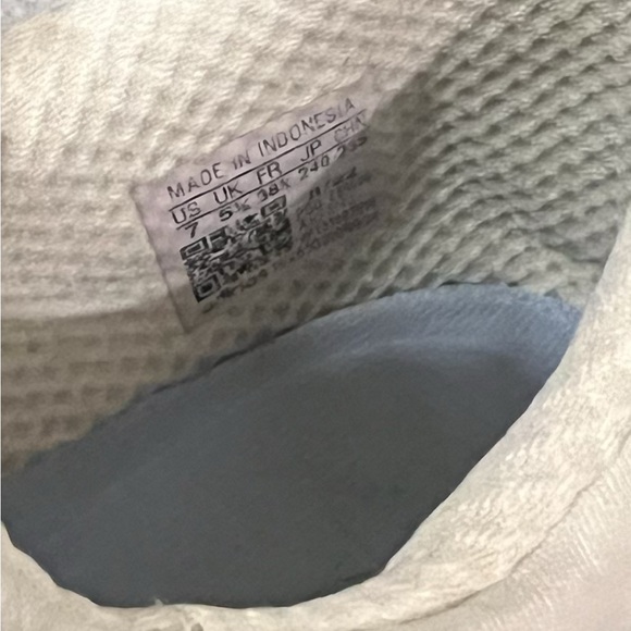 WOMENS Adidas shoes - Picture 6 of 6